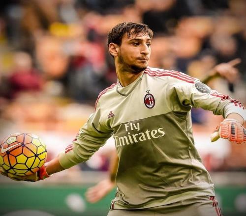 法尔克：拜仁仍在密切关注DV9，同时也对弗兰库利诺-朱感兴趣（法尔克：拜仁继续跟进DV9，也有意弗兰库利诺-朱）