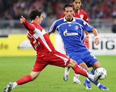 官方：巴萨18岁后卫埃斯帕特右膝韧带受伤，预计伤缺8-10周（巴萨官宣：18岁后卫埃斯帕特右膝韧带受伤，将缺阵8-10周）