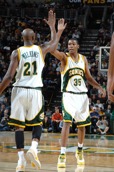 中超赛场争议判罚：VAR判罚引发热议,（中超赛场再起风波：VAR裁定引发热议）