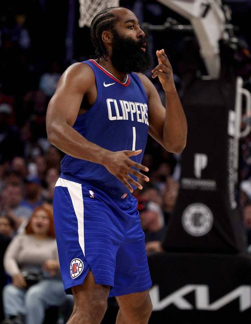 客场作战表现稳定 收获宝贵积分（客场稳健发挥 斩获关键积分）