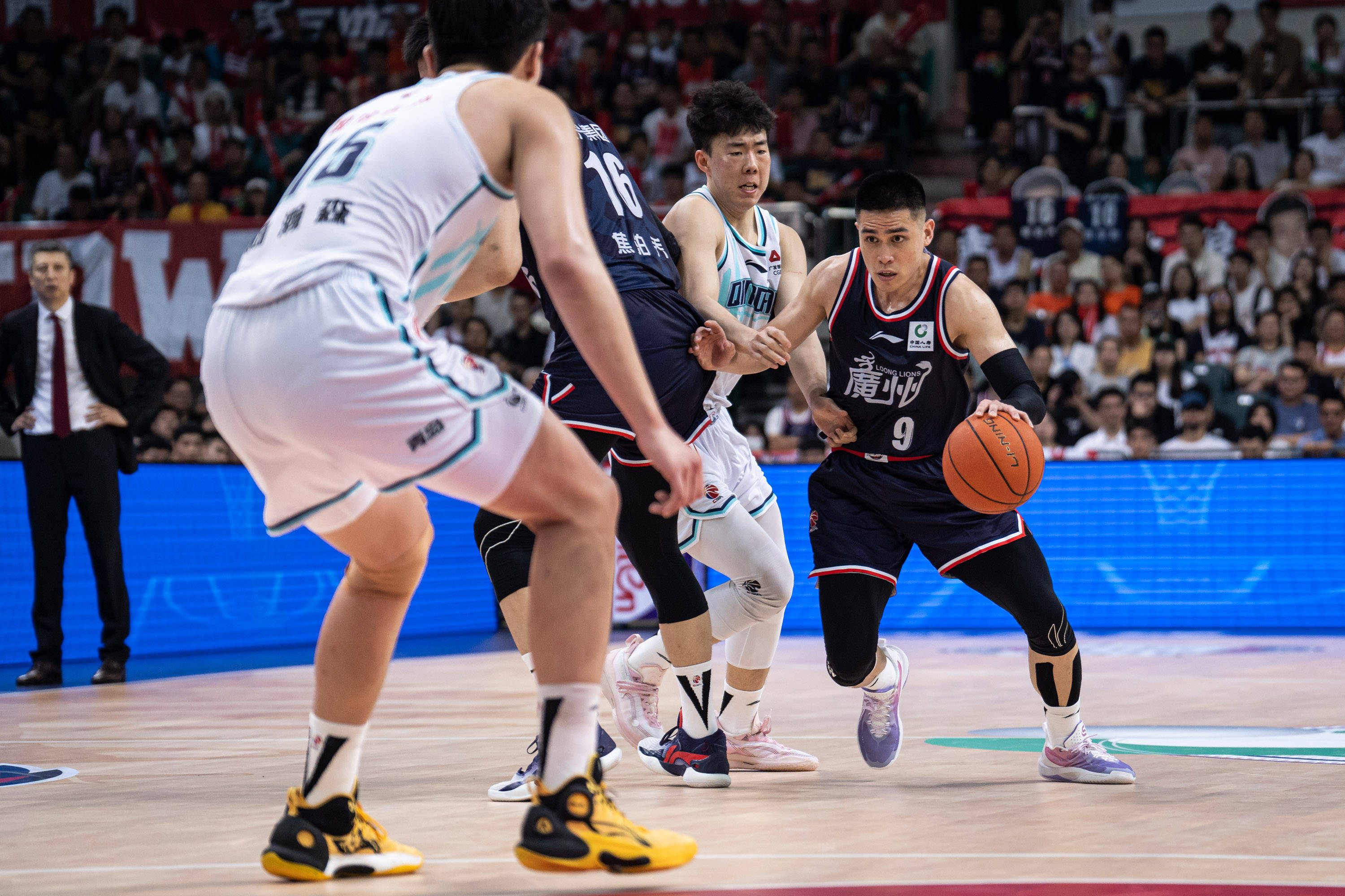 西海岸祝福邵佳一：俱乐部主教练荣升国足主帅，这是我们的荣幸（西海岸送祝贺：邵佳一由俱乐部主帅升任国足主帅，我们深感荣幸）