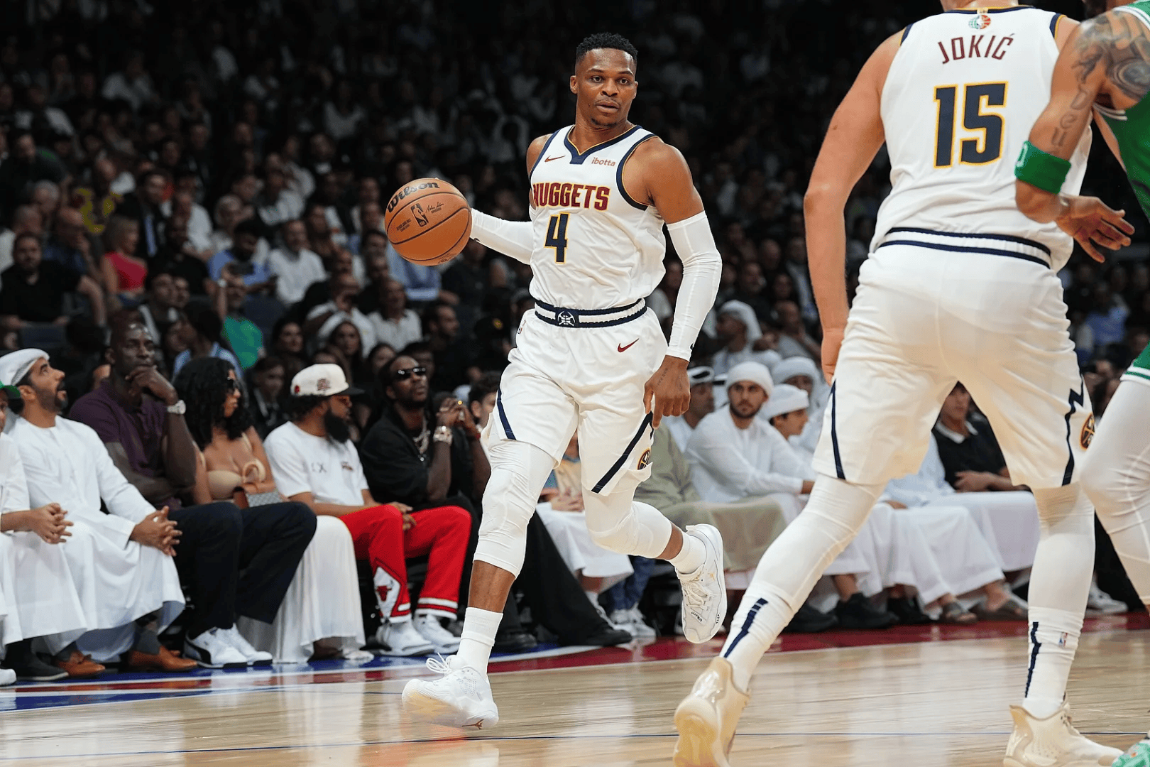 杨瀚森NBA生涯首次首发，被打到面部痛苦倒地，裁判未及时吹停比赛引争议（杨瀚森生涯首次先发遭击中面部痛苦倒地，裁判未及时鸣哨引发争议）