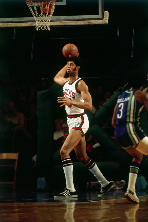 拜仁莱万梅开二度战胜门兴（莱万梅开二度助拜仁力克门兴）