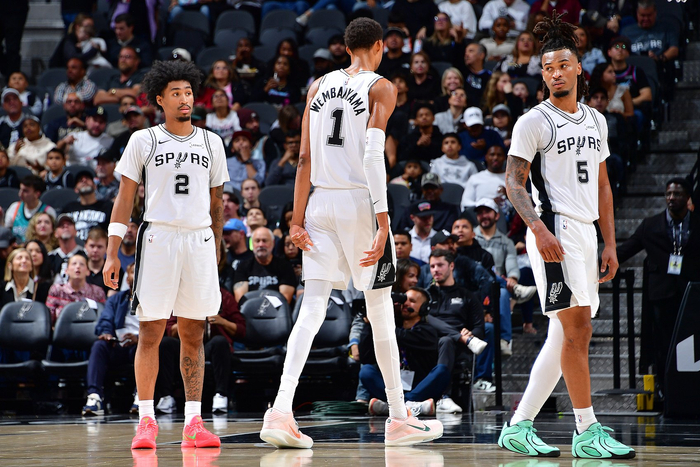 媒体人：杯赛的地板问题太大了，换地板无望应该撕掉所有地贴（媒体人称杯赛地板问题严重，更换无望应全部撕掉地贴）