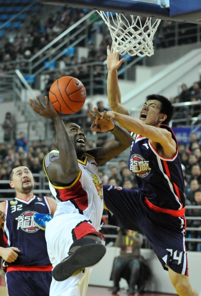 乔纳森-戴维：我可以踢任何位置；一直在训练后进行加练（乔纳森-戴维：位置不设限，训练后我总会加练）